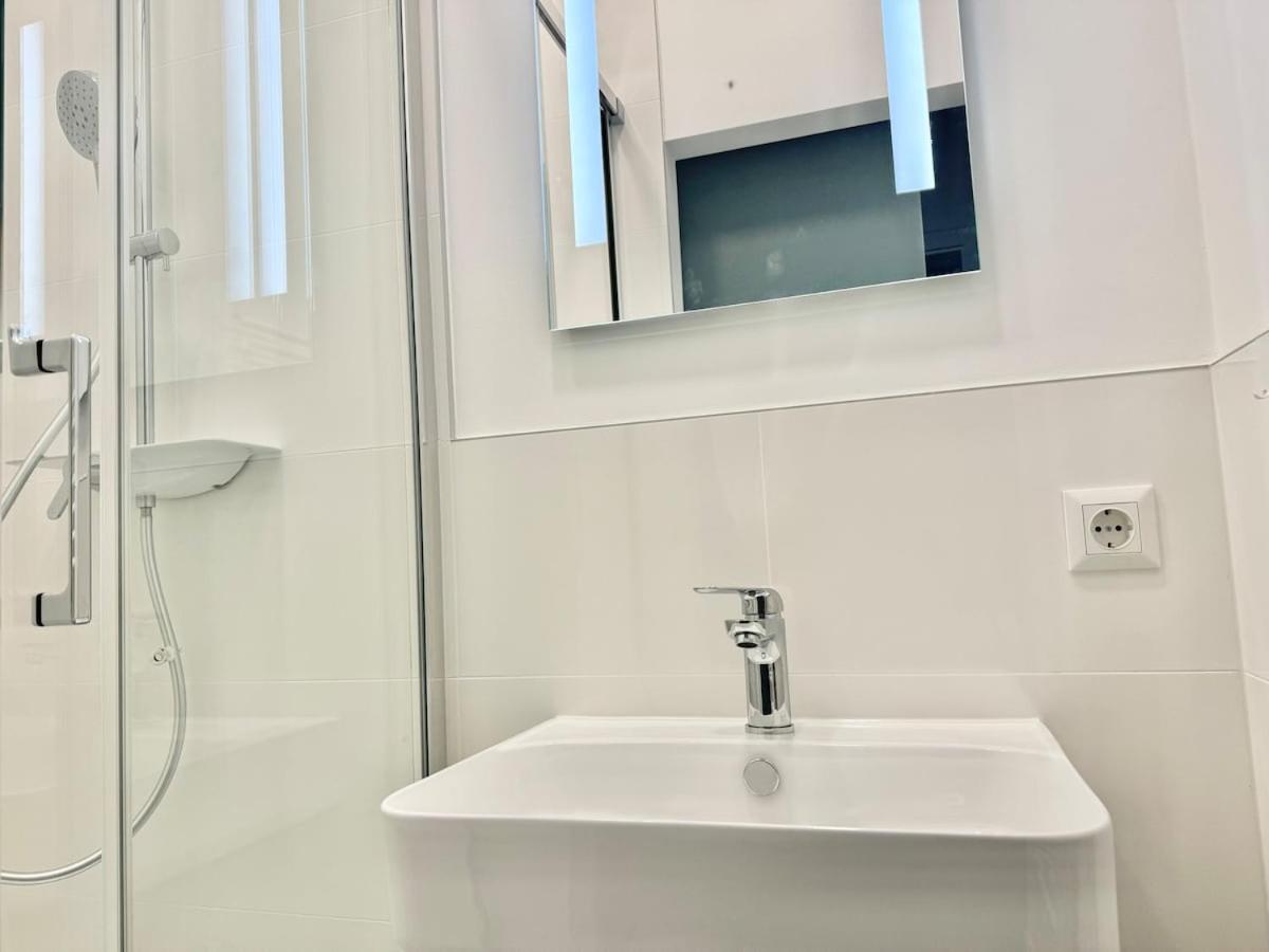Stylish & Renovated With Free Parking Apartament